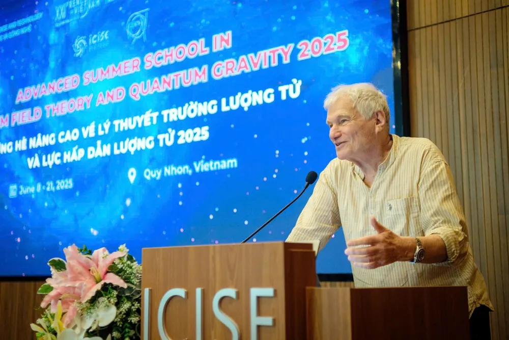 Các nhà khoa học đầu ngành trình bày, trao đổi tại sự kiện. Ảnh: TRỌNG NHÂN IMG_20250609_181002.jpg
