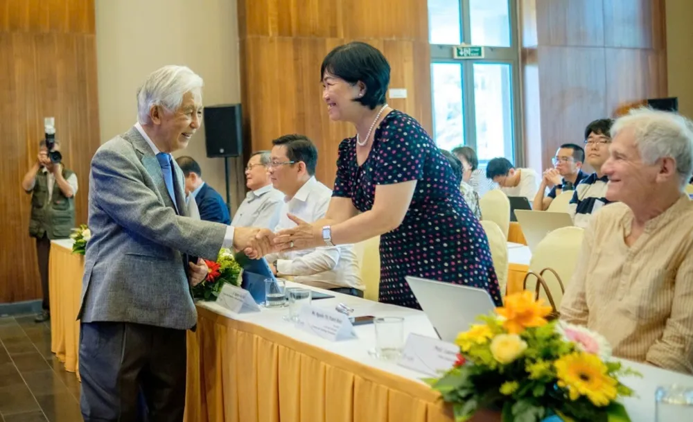 GS Trần Thanh Vân (Chủ tịch Hội Khoa học Gặp gỡ Việt Nam) thăm hỏi các đại biểu. Ảnh: TRỌNG NHÂN IMG_20250609_181132.jpg