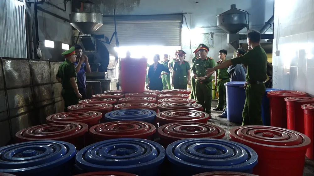 Công an kiểm tra đột xuất cơ sở sản xuất cà phê của bà Đặng Thị Hòa Hiệp IMG_20250609_191507.jpg