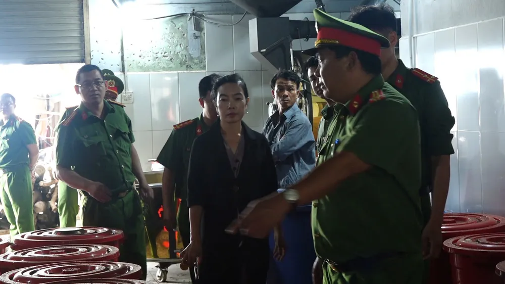 Lực lượng chức năng bắt quả tang tại hiện trường IMG_20250609_191509.jpg