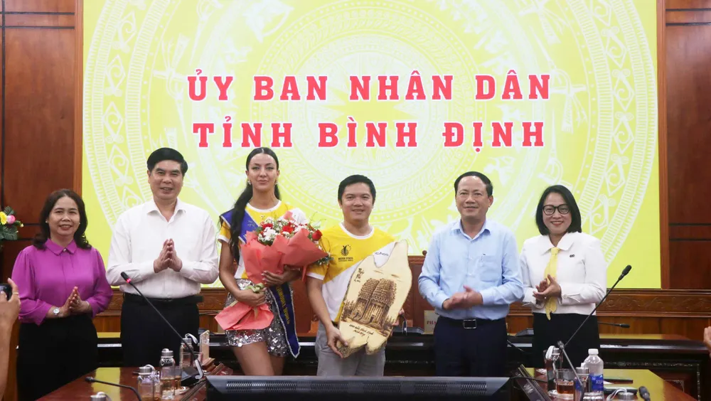 Trao quà lưu niệm, hoa đến ban tổ chức và các thí sinh của cuộc thi z6691174232922_e68bf8887e1c307a7bef597678607080.jpg