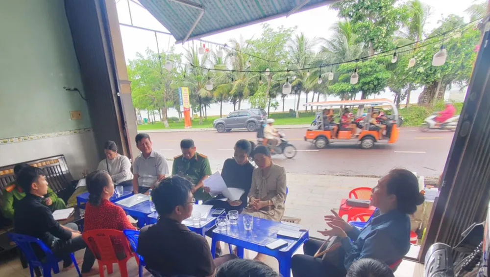 Đoàn kiểm tra tiến hành làm việc nhanh với chủ quán để xác minh vụ việc acb11594-efb1-4e05-9f80-a5ac493f9a7b.jpg