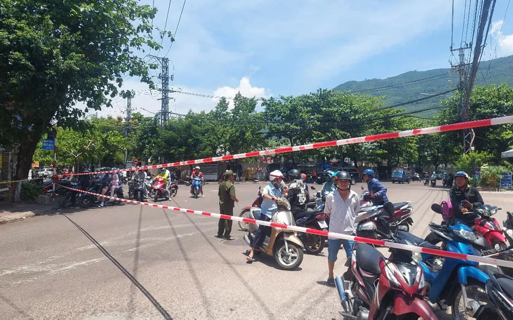 Hiện trường vụ việc được phong tỏa để phục vụ khám nghiệm, điều tra z6717119297756_64d6372a4d47563896483ff36b82e60f.jpg