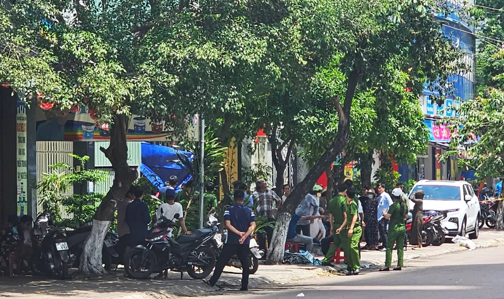 Lực lượng công an có mặt tại hiện trường sau vụ cháy z6717797287428_0ed3b65597752e3a2e5c09064ca0c8bc.jpg