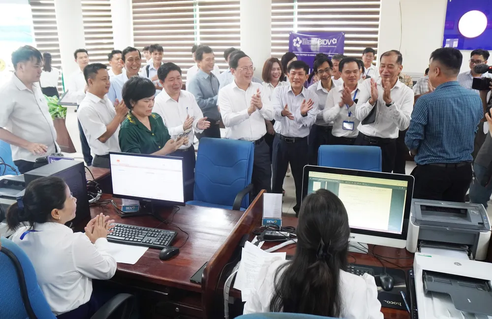 Chỉ trong 5 phút, hồ sơ tách thửa của công dân ở phường Quy Nhơn được giải quyết xong DSC09781.JPG