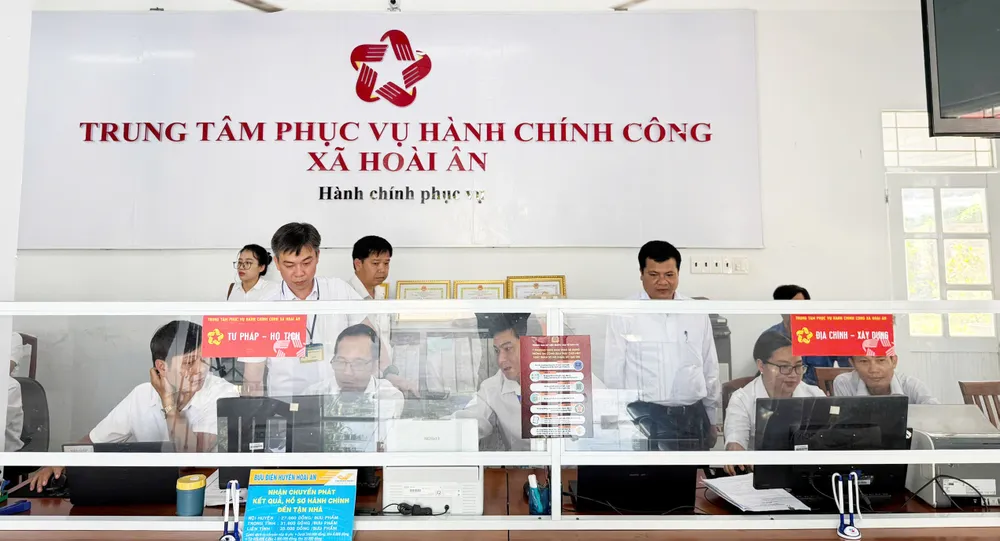 Trung tâm phục vụ hành chính công xã Hoài Ân đang triển khai các bước thử nghiệm thuận lợi z6723826650256_f9c47aed8cd1f71d74d1abef775deed2.jpg