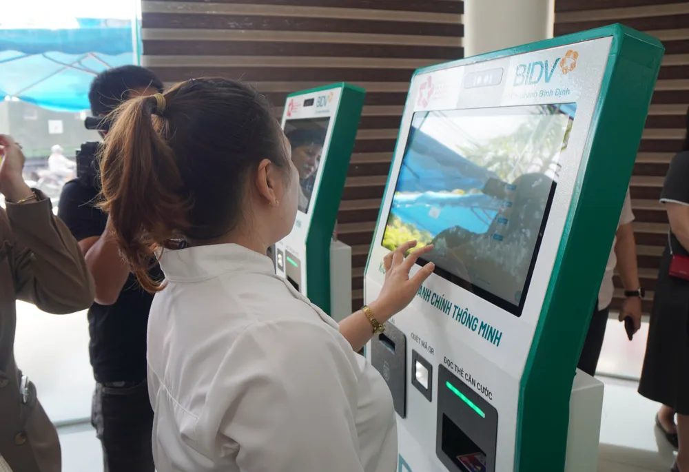Hướng dẫn đăng ký thông qua kiosk thủ tục hành chính thông minh DSC09996.JPG
