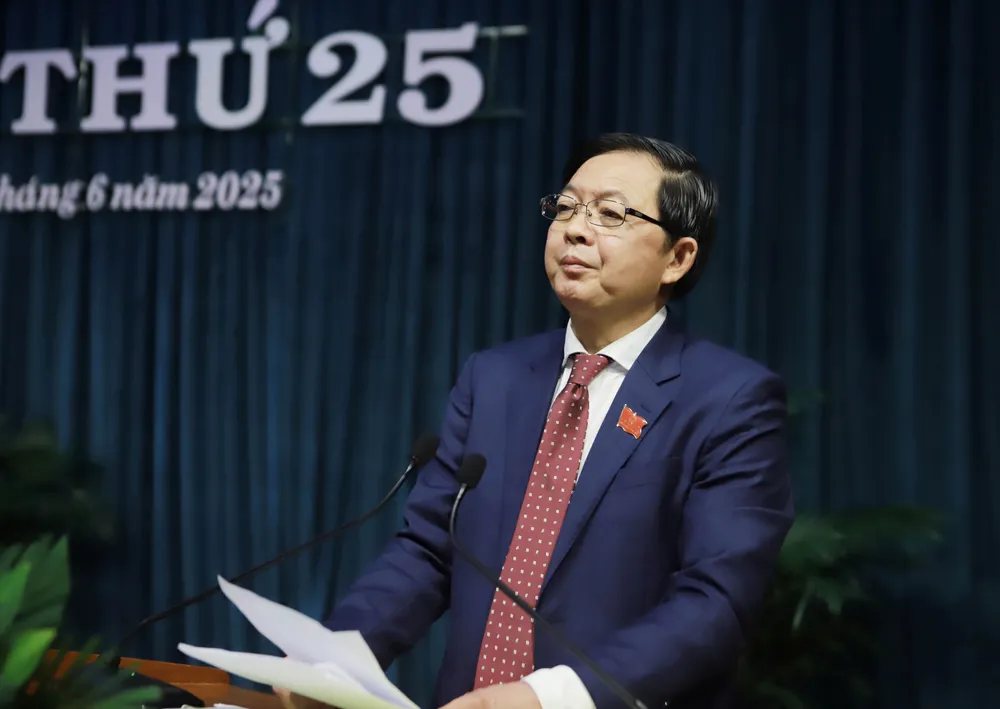 Bí thư Tỉnh ủy Bình Định Hồ Quốc Dũng phát biểu tại kỳ họp lịch sử của HĐND tỉnh này IMG_5586.JPG