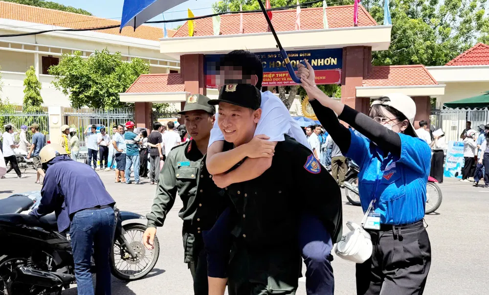 Chiến sĩ Cảnh sát cơ động cõng em Đ.V.P. vào điểm thi môn Ngữ văn. Ảnh: CSCĐ Nam Trung bộ z6744442770963_c80039b58f072d45472f54e0ad77b840.jpg