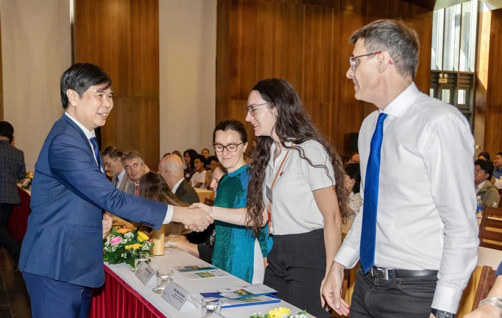 Phó Chủ tịch UBND tỉnh Bình Định Lâm Hải Giang bắt tay chào mừng các đại biểu. Ảnh: TRUNG NHÂN z6753555156664_a73a93f5812f21fc0d90abb9366e18cb.jpg
