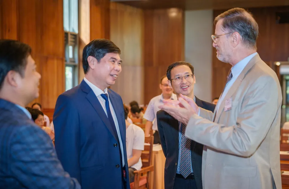 Các đại diện quốc tế trao đổi với lãnh đạo UBND tỉnh Bình Định tại sự kiện. Ảnh: TRUNG NHÂN z6753555564210_f028fcf2d42df2fe8ef4c4da40a0d3f4.jpg