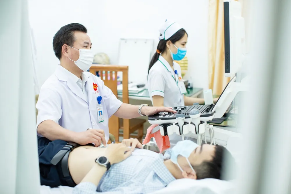 Y, bác sĩ đang thăm khám bệnh kỹ thuật chuyên sâu. Ảnh: Bệnh viện Đa khoa Thu Phúc 482210238_959127719683593_8250725537783497126_n.jpg