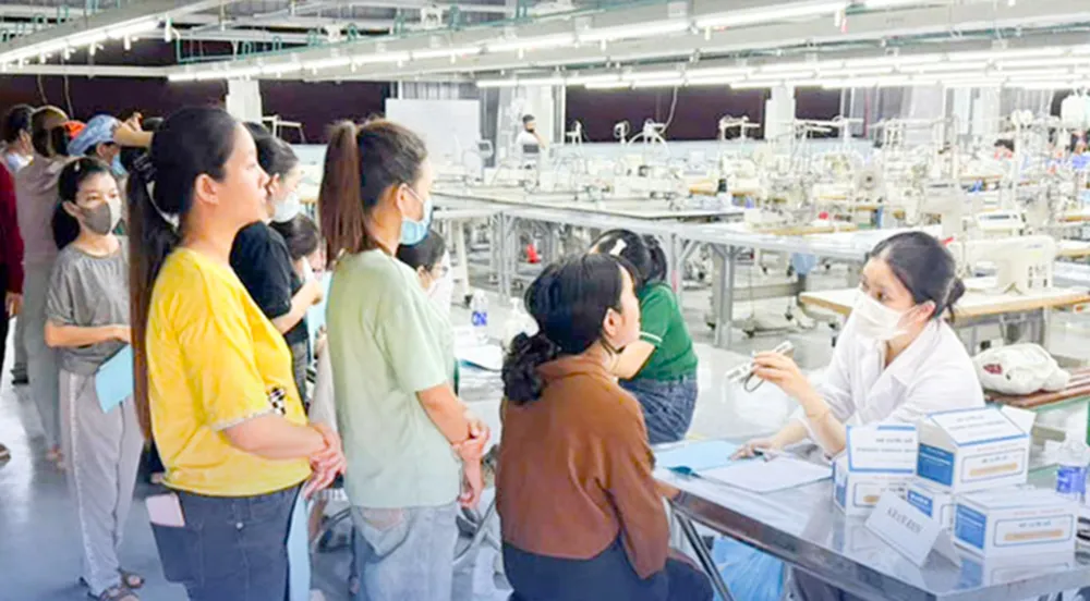 Ngành y tế chăm lo sức khỏe các công nhân, người lao động. Ảnh: Bệnh viện Bình Định 505121543_1261699682626838_4728218023316448685_n.jpg