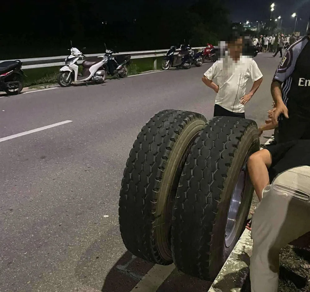 Xe tải rơi 2 bánh ra ngoài trong vụ tai nạn z6799617911187_9a0208b806e5e0a761f569e1d2f99dd0.jpg
