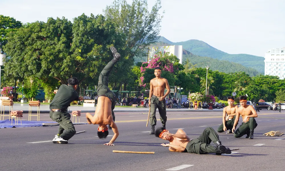 Lực lượng cảnh sát phô diễn màn võ thuật đầy tính thực chiến DSC01182.jpg