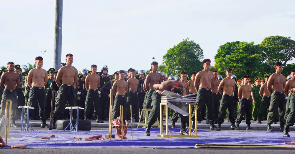 Dùng đầu để làm vỡ nhiều lớp gạch đá DSC01241.jpg