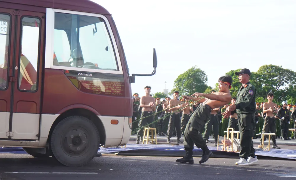 Lực lượng cảnh sát cơ động dùng răng kéo ô tô DSC01307.jpg