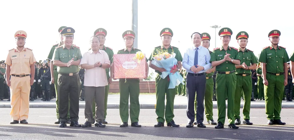 Các đồng chí lãnh đạo tỉnh Gia Lai tặng hoa, quà đến lực lượng công an tại lễ ra quân DSC01392.JPG