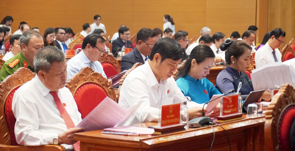 Các đại biểu tập trung nghiên cứu hồ sơ, tài liệu tại kỳ họp DSC01684.JPG