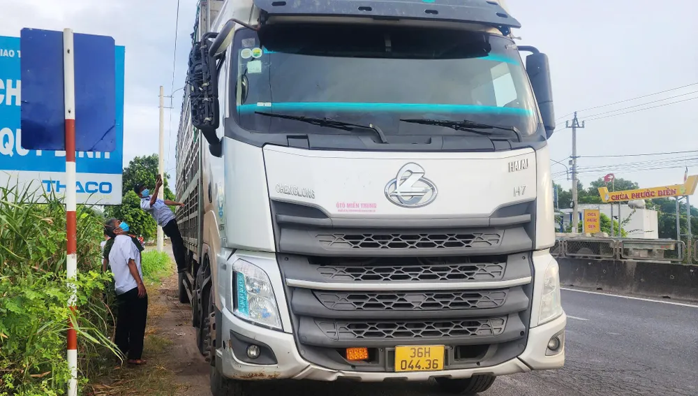 Lực lượng thú y đang xác định số heo trên phương tiện z6831658831035_74ded5750be0cdcca6a7d2be187110b9.jpg