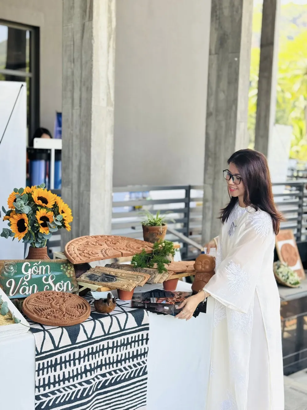 Nhà khởi nghiệp trẻ Đỗ Thị Thanh Vân bên ý tưởng, dự án "Gốm Vân Sơn" mà chị đang ấp ủ. Ảnh: JESIKA VÂN 495031501_697267562699469_5726412833460706035_n.jpg