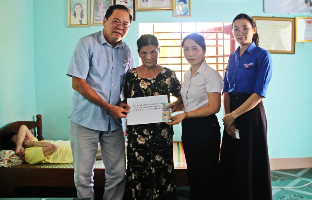 Trước đó, bạn đọc Báo Sài Gòn Giải Phóng đã giúp đỡ lần thứ nhất cho hoàn cảnh của bà Bính IMG_0048(1) (1).jpg