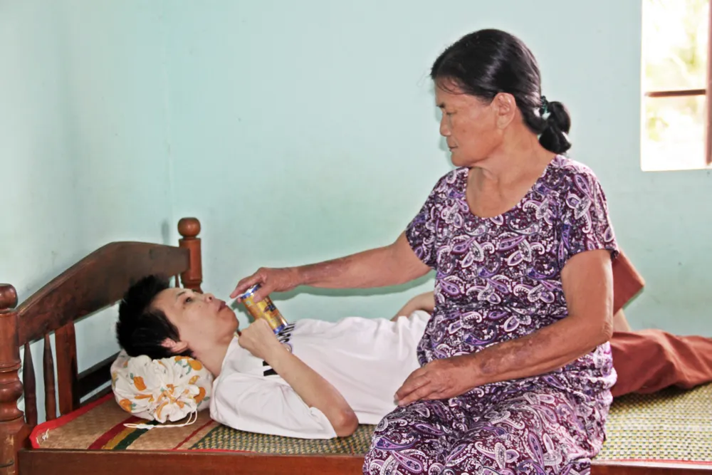 Bà Bính đang chăm sóc con gái nằm liệt giường IMG_0081(1).jpg
