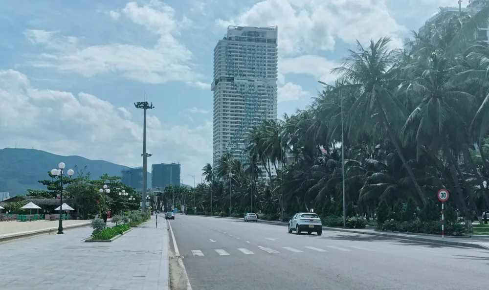 Nhiều thời điểm, tuyến đường biển Xuân Diệu quang đãng, rất ít phương tiện lưu thông z6862065336818_c15de63eff35a0434ca2316b61e0ec72.jpg