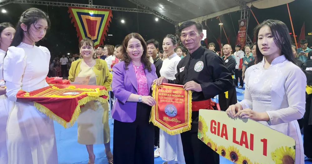 Lãnh đạo Sở VH-TT-DL tỉnh Gia Lai trao cờ lưu niệm cho đại diện đoàn võ thuật Gia Lai 1 z6873556961784_7b5a339cc2058246a390ed50438d9f5d.jpg