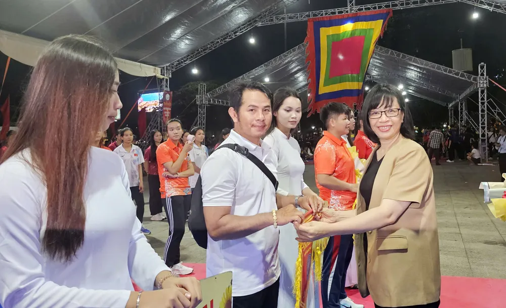 Phó Chủ tịch UBND tỉnh Gia Lai Nguyễn Thị Thanh Lịch trao cờ lưu niệm cho các đoàn võ thuật z6873556961794_d311617cd34548a304d0b9149a165638.jpg