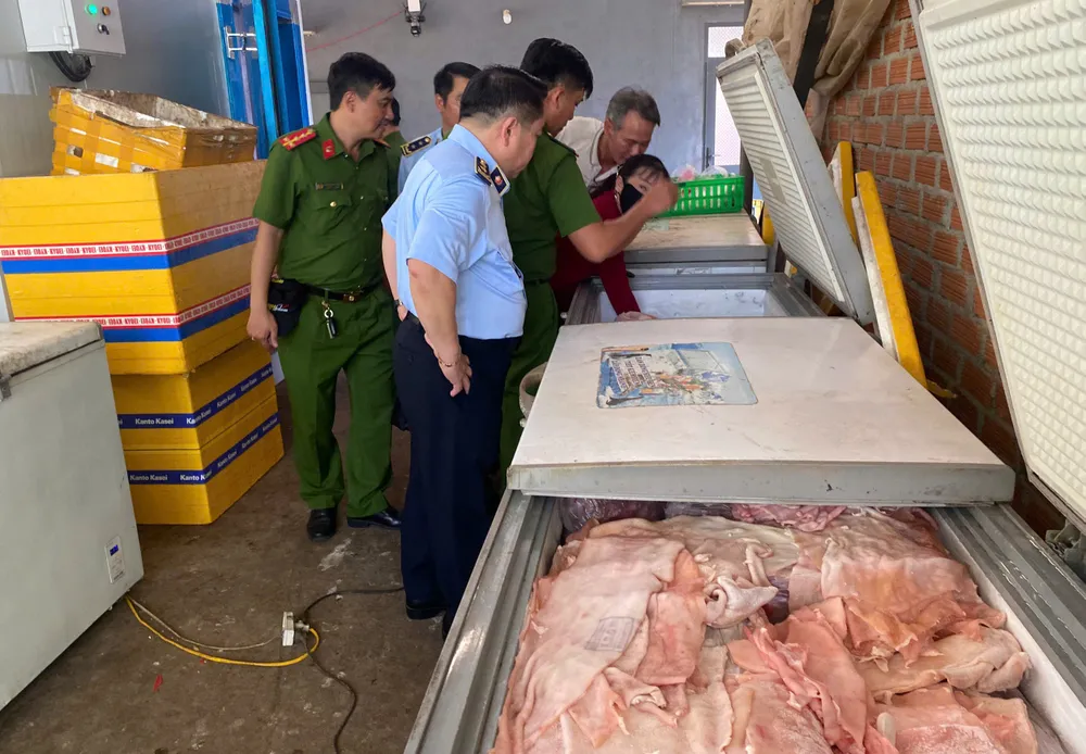 Lực lượng chức năng kiểm tra số thịt heo ở các tủ đông bà Ng.T.T. z6878435019306_39df490c525799173372ff7fc2dde1c3.jpg