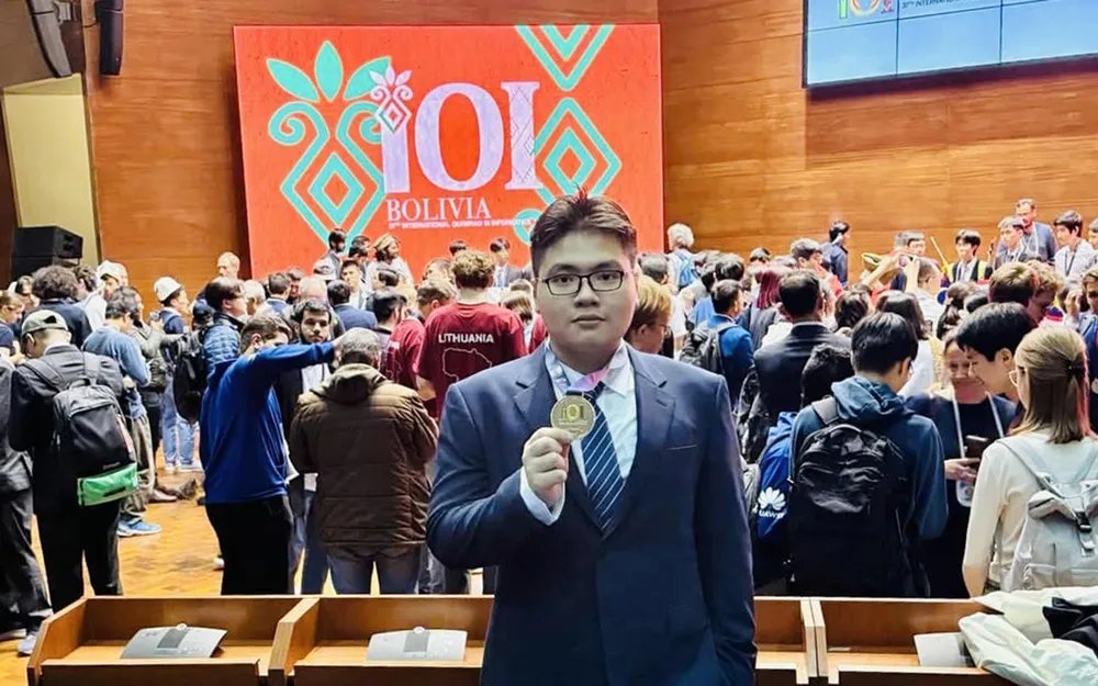 Học sinh Lê Kiến Thành xuất sắc giành Huy chương Vàng Olympic Tin học Quốc tế tại Bolivia 527597222_3815537248736434_2259876066363709487_n.jpg