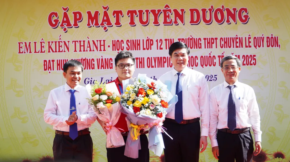 Lãnh đạo UBND tỉnh và các đại diện trao hoa, quà chúc mừng em Lê Kiến Thành DSC00196.JPG