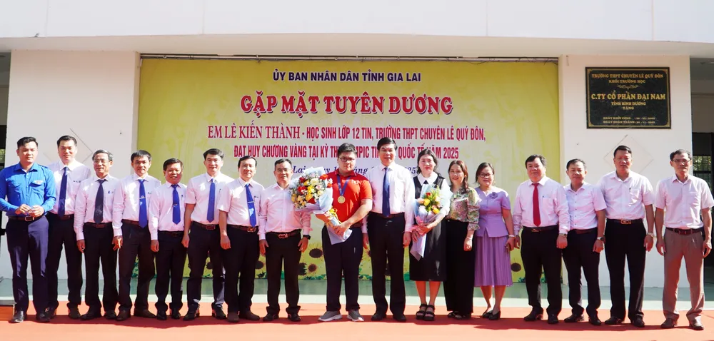 Các lãnh đạo, thầy cô... chúc mừng thành tích của em Lê Kiến Thành DSC00214.JPG