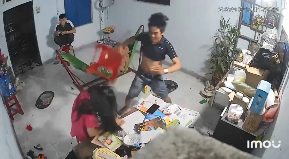 Người anh trai cầm ghế nhựa đánh dã man vào đầu em gái. Ảnh cắt từ camera Screenshot 2025-08-12 105057.jpg