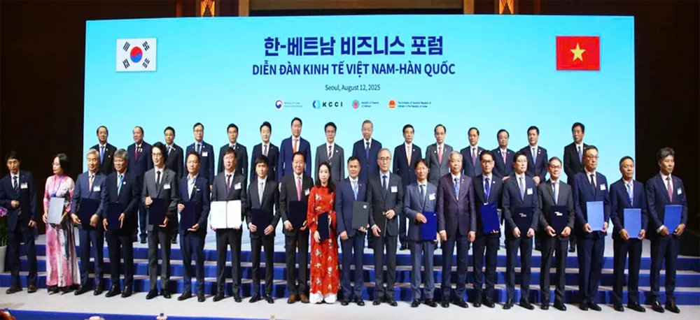 Lãnh đạo hai nước chứng kiến các đơn vị, doanh nghiệp trao thỏa thuận hợp tác tại diễn đàn. Ảnh: Binh Dinh Invest Picture1.png