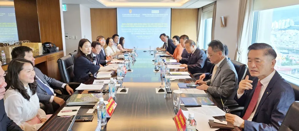 Đoàn công tác tỉnh Gia Lai làm việc với các đối tác ở Hàn Quốc. Ảnh: HỒNG NGUYÊN Picture3.jpg