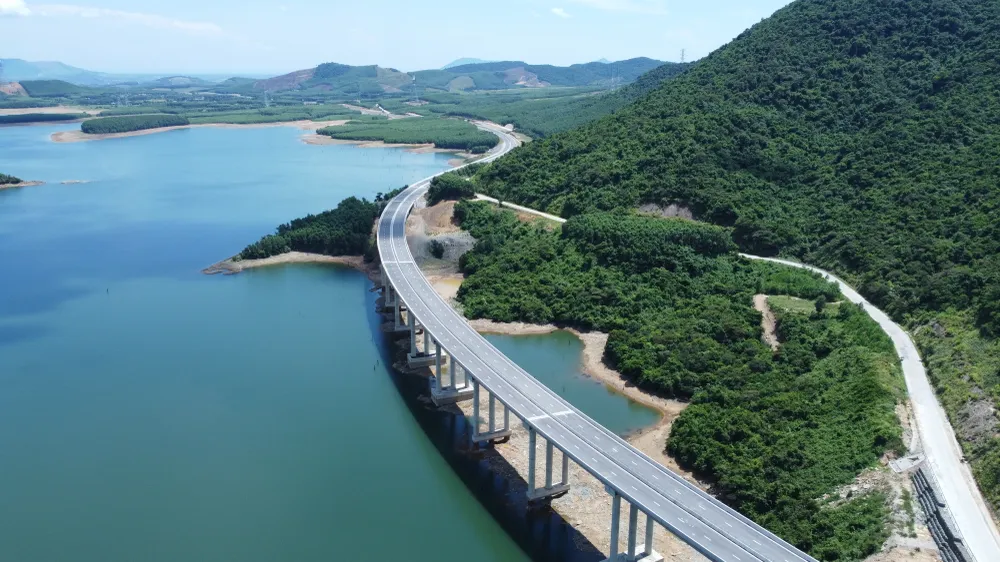 붕앙-붕 고속도로 구간은 석호와 산길을 가로지릅니다. 사진: DUONG QUANG Hình hài tuyến cao tốc Vũng Áng - Bùng đoạn qua tỉnh Hà Tĩnh.JPG