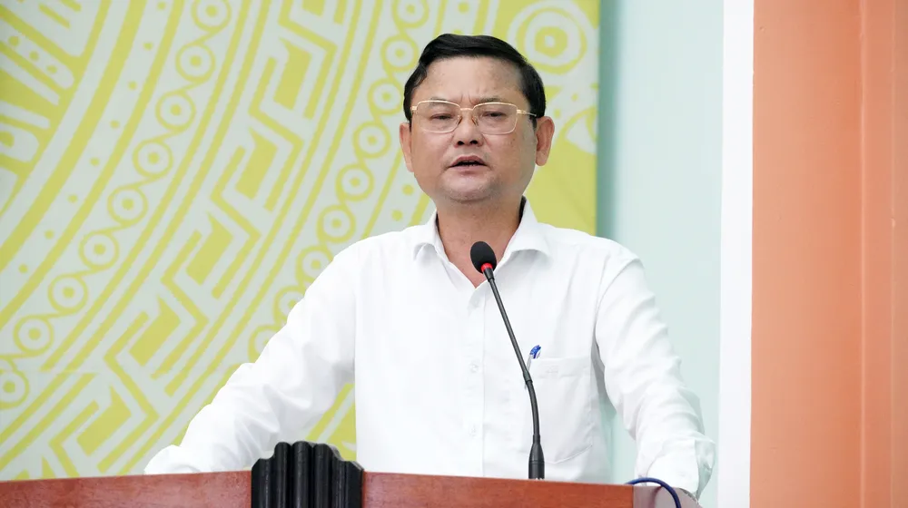 Ông Nguyễn Tự Công Hoàng, Phó Chủ tịch UBND tỉnh Gia Lai thông tin với người dân bị ảnh hưởng bởi dự án DSC07823.JPG