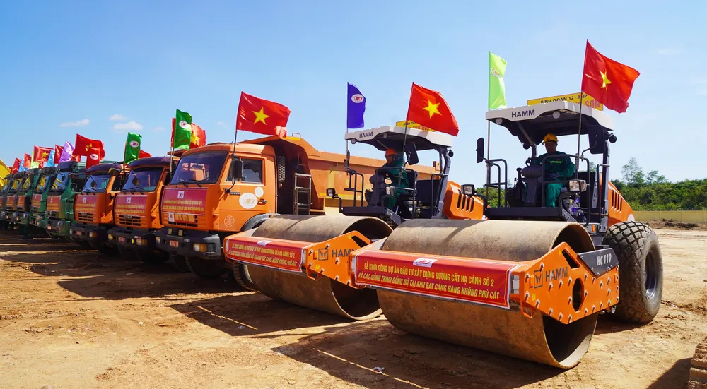 Máy móc rầm rộ chuẩn bị khởi công đường băng số 2 sân bay Phù Cát. Ảnh: NGỌC OAI DSC02210.JPG