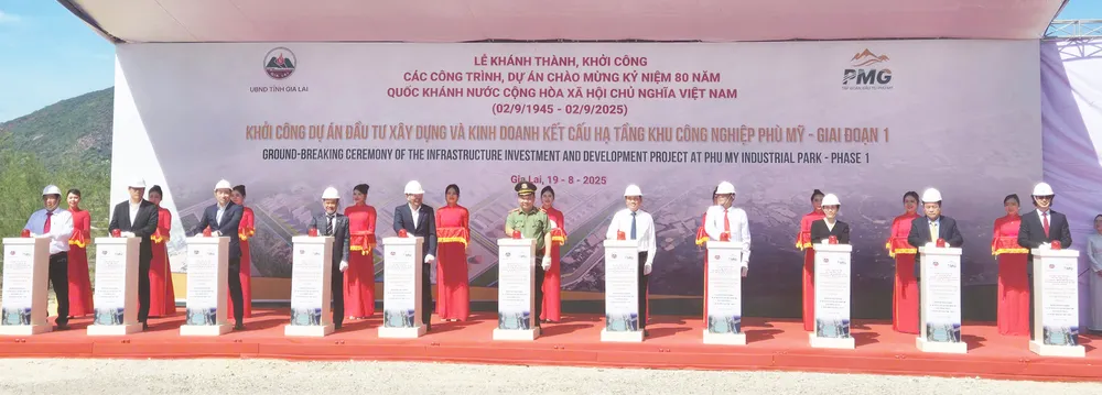 Các lãnh đạo, đại biểu bấm nút khởi công dự án hạ tầng KCN Phù Mỹ. Ảnh: NGỌC OAI z6921568534490_6367421e68c42cd15e5df15ebcfd66e0.jpg