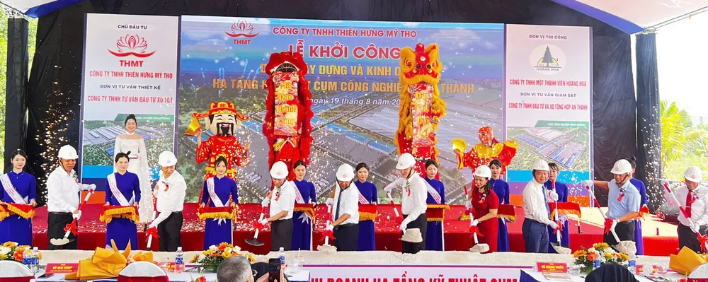 Khởi công hạ tầng cụm công nghiệp Bình Thành. Ảnh: NGỌC OAI z6921600213306_cab87220cd350ffea17c318f679fb0de.jpg
