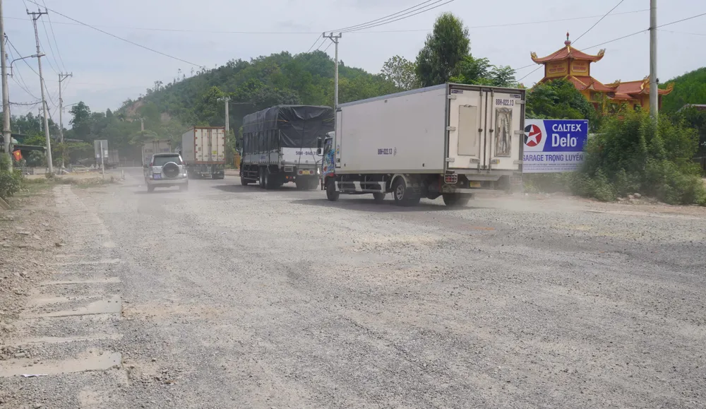 Mặt đường QL1A "nát bươm" trong thời gian dài không được khắc phục, sửa chữa kịp thời DSC02499.jpg
