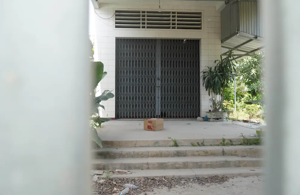 Ngôi nhà bỏ không thời gian dài cỏ dại, bụi đường phủ kín DSC02526.jpg