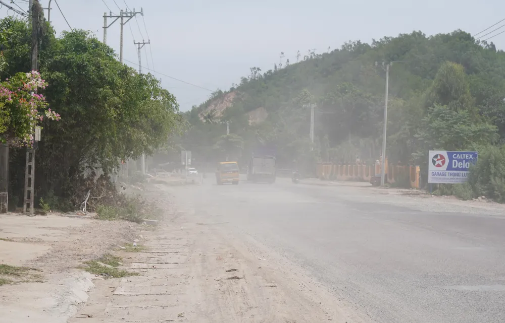 Mỗi đợt xe lưu thông qua, bụi đường phủ kín DSC02546.jpg
