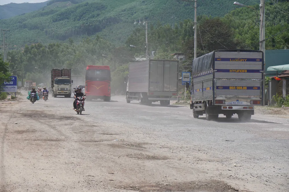 Đoàn xe Bắc - Nam rồng rắn lưu thông trên mặt đường QL1A hư hỏng nặng DSC02633.jpg