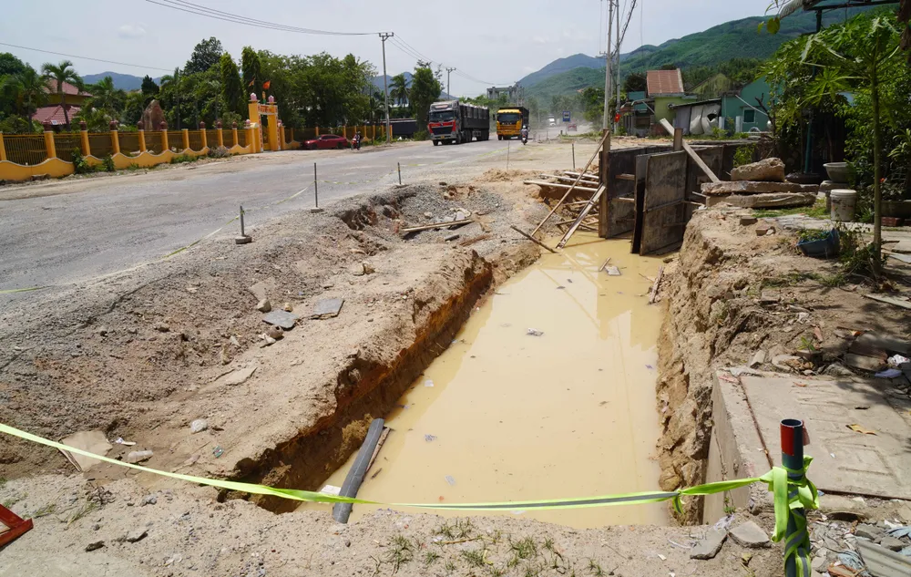 Trước nhà của ông Phạm Công Dịu vẫn tồn tại hố sâu hơn nửa tháng nay DSC02654.jpg