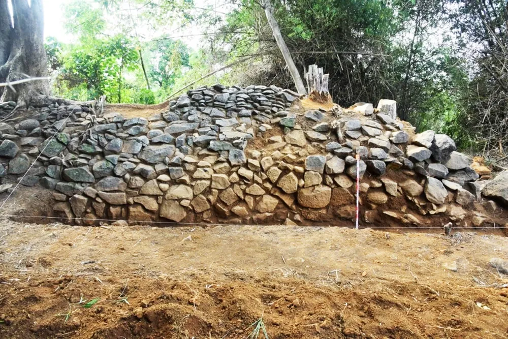 Kết quả khai quật chỉ rõ nền móng, tường Trường Lũy. Ảnh: TRẦN VĂN Picture5.jpg