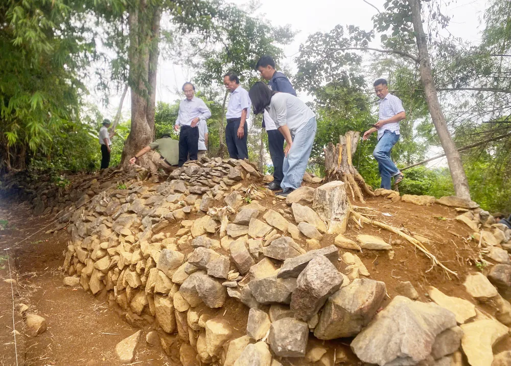 Các chuyên gia thực địa làm rõ các giá trị di tích Trường Lũy. Ảnh: TRẦN VĂN z6942277026229_d4851a1352fd135a2cdf433280b69d2a.jpg