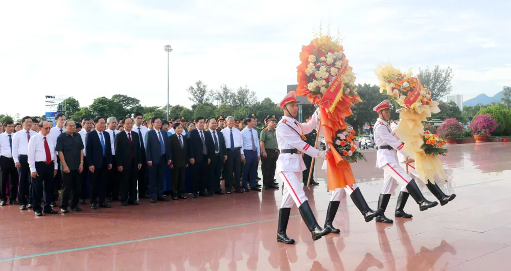 Các đồng chí lãnh đạo và nguyên lãnh đạo tỉnh Gia Lai cùng dâng hoa trước Tượng đài Nguyễn Sinh Sắc - Nguyễn Tất Thành 1 dang hoa 2(1).jpg